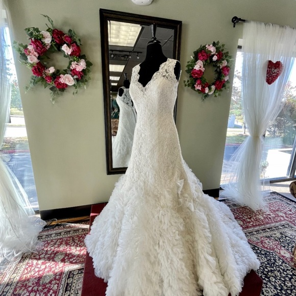 Designer Size 10 Allure Bridal’s Wedding Gown On Sale - Picture 4 of 4